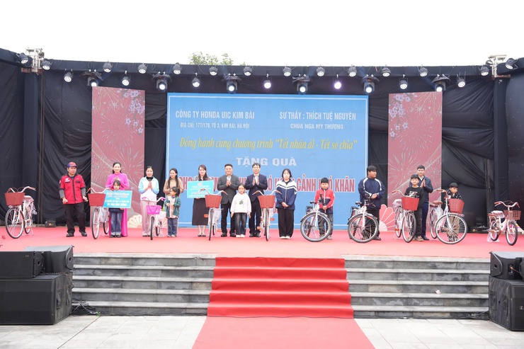 "Xuân nhân ái – Tết sẻ chia": Mang yêu thương đến hơn 450 người có hoàn cảnh khó khăn xã Thanh Oai- Ảnh 18.