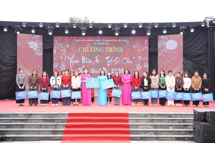 "Xuân nhân ái – Tết sẻ chia": Mang yêu thương đến hơn 450 người có hoàn cảnh khó khăn xã Thanh Oai- Ảnh 19.