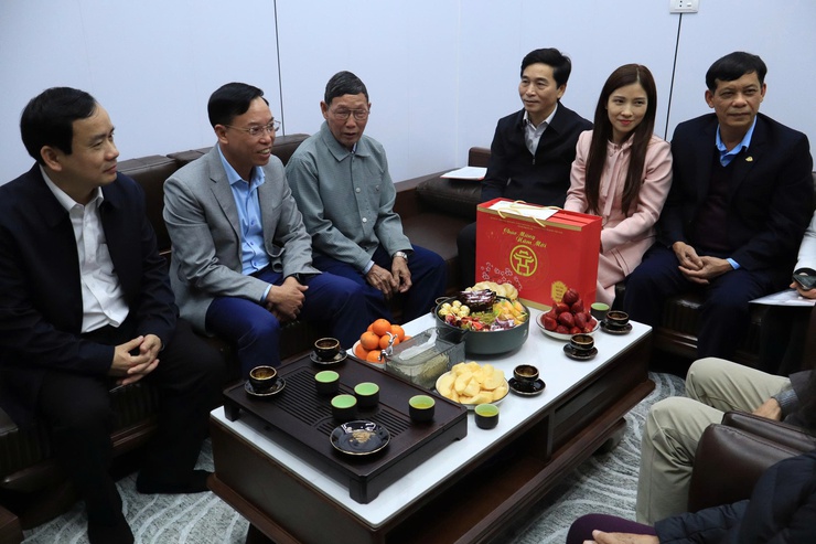 Phường Long Biên thăm hỏi, tặng quà gia đình chính sách và chúc thọ người cao tuổi nhân dịp Tết Nguyên đán- Ảnh 1.