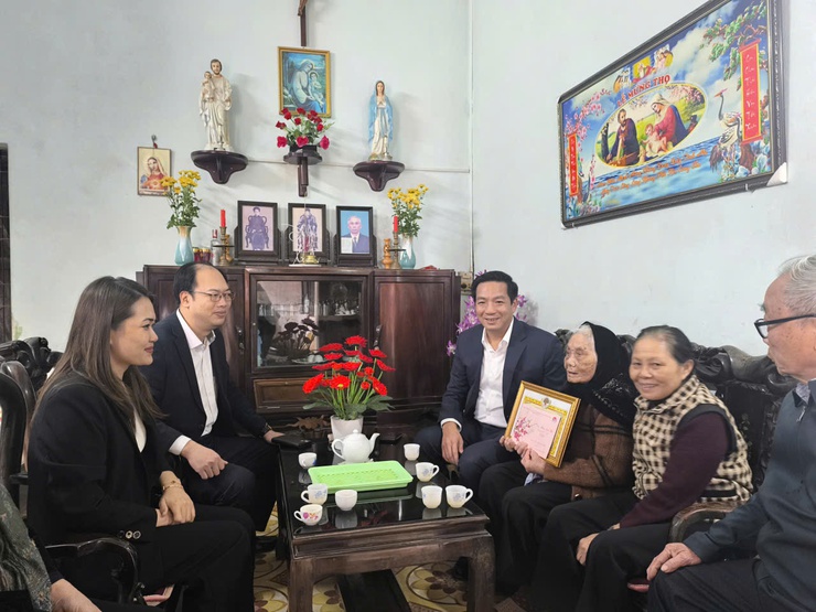 Phường Long Biên thăm hỏi, tặng quà gia đình chính sách và chúc thọ người cao tuổi nhân dịp Tết Nguyên đán- Ảnh 3.