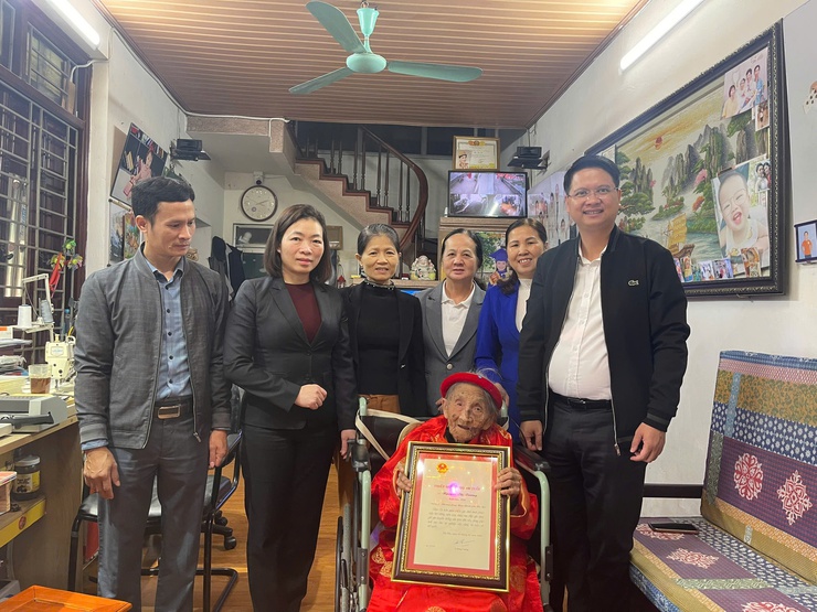 Phường Long Biên thăm hỏi, tặng quà gia đình chính sách và chúc thọ người cao tuổi nhân dịp Tết Nguyên đán- Ảnh 2.