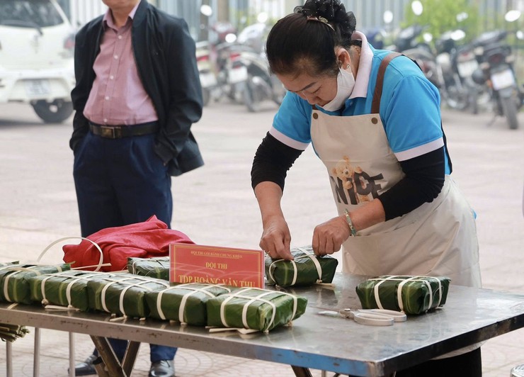 Rộn ràng Hội thi “Gói bánh chưng khéo” phường Dương Nội chào xuân Bính Ngọ- Ảnh 3.