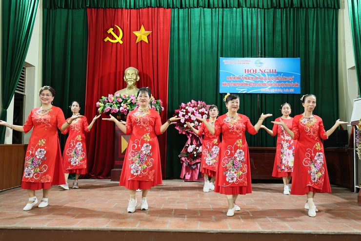 Chi hội Phụ nữ thôn Thái Hòa ra mắt mô hình “Tổ phụ nữ thu gom, phân loại rác xây dựng gia đình 3 sạch”- Ảnh 1.