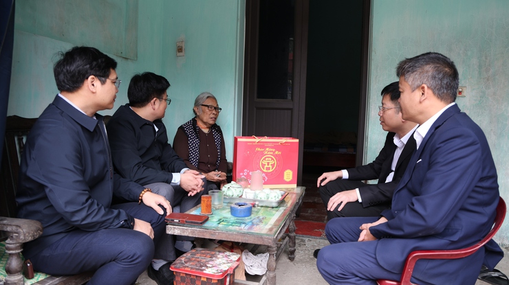 Lãnh đạo xã Tam Hưng thăm, trao quà Tết của Thành ủy tới thương binh tại thôn Bạch Nao- Ảnh 3.