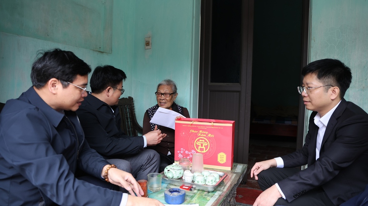 Lãnh đạo xã Tam Hưng thăm, trao quà Tết của Thành ủy tới thương binh tại thôn Bạch Nao- Ảnh 2.