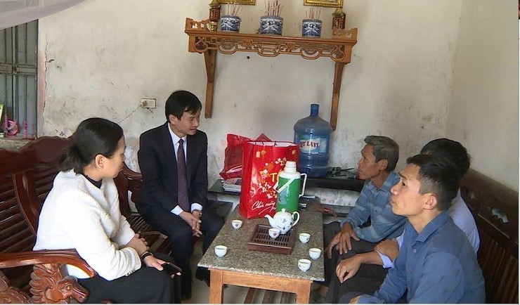 Lãnh đạo xã Phúc Thọ thăm, tặng quà Tết các đối tượng chính sách, hoàn cảnh khó khăn- Ảnh 1.