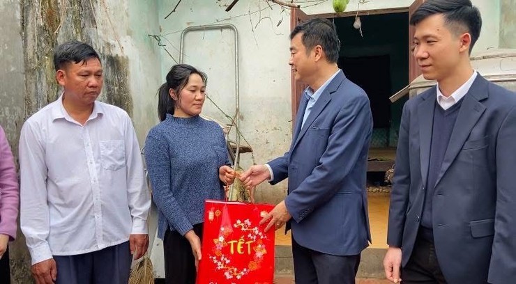 Lãnh đạo xã Phúc Thọ thăm, tặng quà Tết các đối tượng chính sách, hoàn cảnh khó khăn- Ảnh 3.