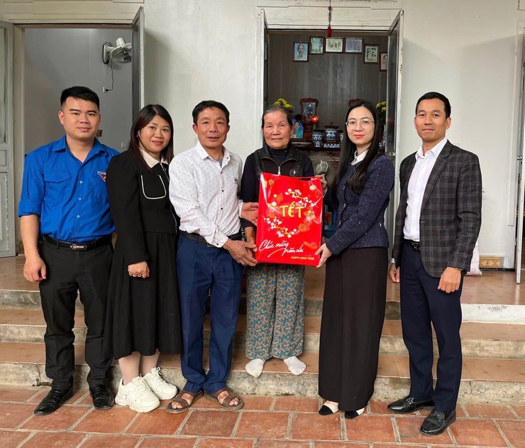 Lãnh đạo xã Phúc Thọ thăm, tặng quà Tết các đối tượng chính sách, hoàn cảnh khó khăn- Ảnh 5.