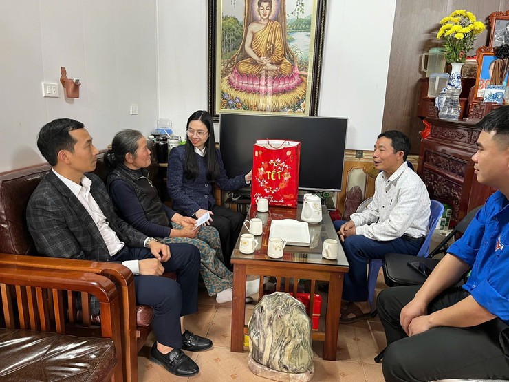 Lãnh đạo xã Phúc Thọ thăm, tặng quà Tết các đối tượng chính sách, hoàn cảnh khó khăn- Ảnh 6.
