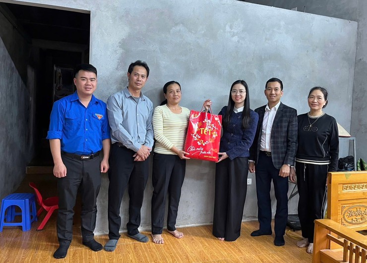 Lãnh đạo xã Phúc Thọ thăm, tặng quà Tết các đối tượng chính sách, hoàn cảnh khó khăn- Ảnh 7.