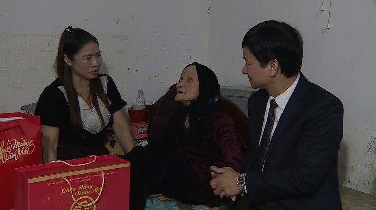 Lãnh đạo xã Phúc Thọ thăm, tặng quà Tết các đối tượng chính sách, hoàn cảnh khó khăn- Ảnh 2.