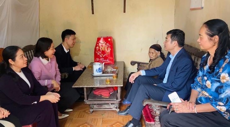Lãnh đạo xã Phúc Thọ thăm, tặng quà Tết các đối tượng chính sách, hoàn cảnh khó khăn- Ảnh 4.