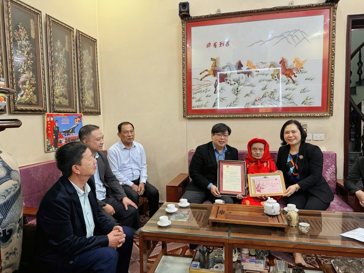 Phường Long Biên thăm hỏi, tặng quà gia đình chính sách và chúc thọ người cao tuổi nhân dịp Tết Nguyên đán- Ảnh 5.