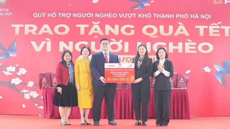 100 hộ gia đình chính và hội viên phụ nữ có hoàn cảnh khó khăn được trao quà Tết “Vì người nghèo” Xuân Bính Ngọ 2026
- Ảnh 1.
