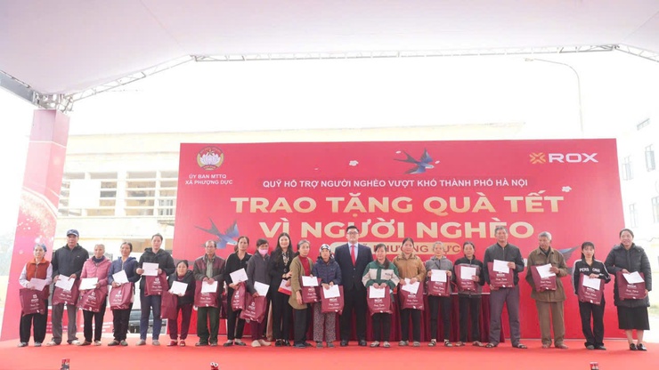 100 hộ gia đình chính và hội viên phụ nữ có hoàn cảnh khó khăn được trao quà Tết “Vì người nghèo” Xuân Bính Ngọ 2026
- Ảnh 3.