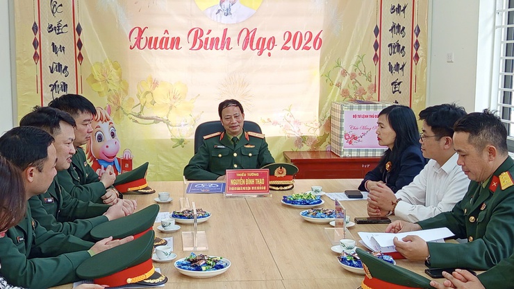 Thiếu tướng Nguyễn Đình Thạo thăm, chúc Tết Ban Chỉ huy Quân sự xã Tam Hưng- Ảnh 1.