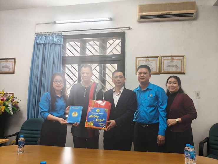 Thăm, tặng quà Tết Nguyên đán Bính Ngọ 2026 cho công nhân lao động có hoàn cảnh khó khăn- Ảnh 1.