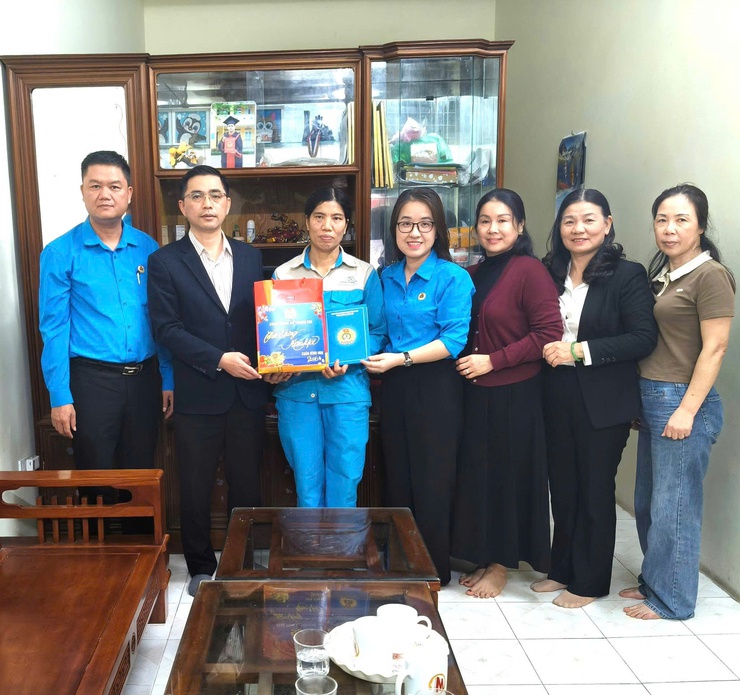 Thăm, tặng quà Tết Nguyên đán Bính Ngọ 2026 cho công nhân lao động có hoàn cảnh khó khăn- Ảnh 3.