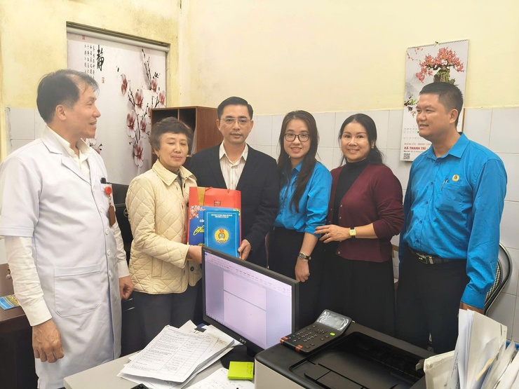 Thăm, tặng quà Tết Nguyên đán Bính Ngọ 2026 cho công nhân lao động có hoàn cảnh khó khăn- Ảnh 2.