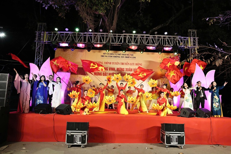 ẤN TƯỢNG CHƯƠNG TRÌNH NGHỆ THUẬT TUYÊN TRUYỀN LƯU ĐỘNG MỪNG ĐẢNG, MỪNG XUÂN 2026 TẠI XÃ HÒA XÁ- Ảnh 8.