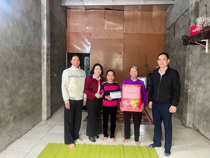 Phòng giao dịch Ngân hàng Chính sách xã hội Sóc Sơn thăm, tặng quà Tết Bính Ngọ 2026 tại xã Đa Phúc- Ảnh 7.