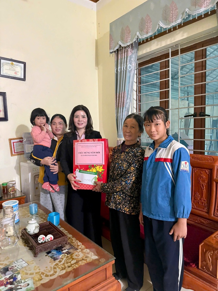Phòng giao dịch Ngân hàng Chính sách xã hội Sóc Sơn thăm, tặng quà Tết Bính Ngọ 2026 tại xã Đa Phúc- Ảnh 6.