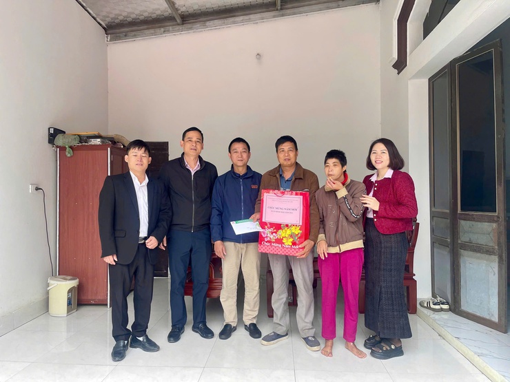 Phòng giao dịch Ngân hàng Chính sách xã hội Sóc Sơn thăm, tặng quà Tết Bính Ngọ 2026 tại xã Đa Phúc- Ảnh 5.