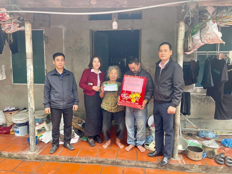 Phòng giao dịch Ngân hàng Chính sách xã hội Sóc Sơn thăm, tặng quà Tết Bính Ngọ 2026 tại xã Đa Phúc- Ảnh 4.