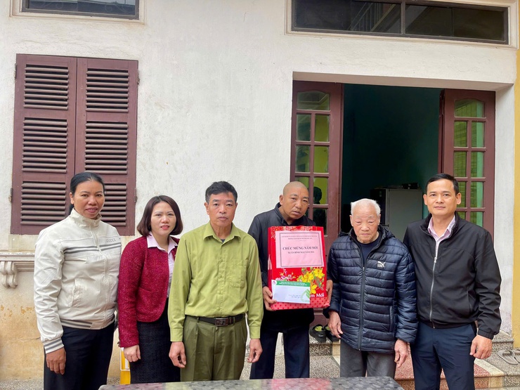 Phòng giao dịch Ngân hàng Chính sách xã hội Sóc Sơn thăm, tặng quà Tết Bính Ngọ 2026 tại xã Đa Phúc- Ảnh 3.