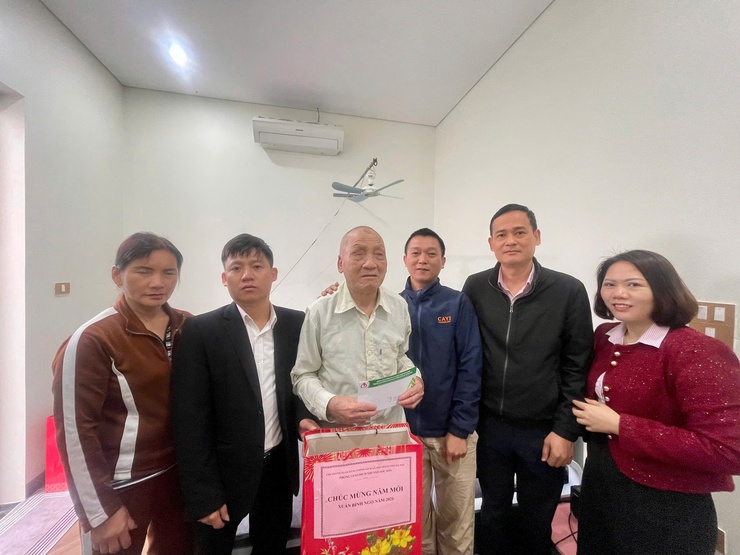 Phòng giao dịch Ngân hàng Chính sách xã hội Sóc Sơn thăm, tặng quà Tết Bính Ngọ 2026 tại xã Đa Phúc- Ảnh 2.