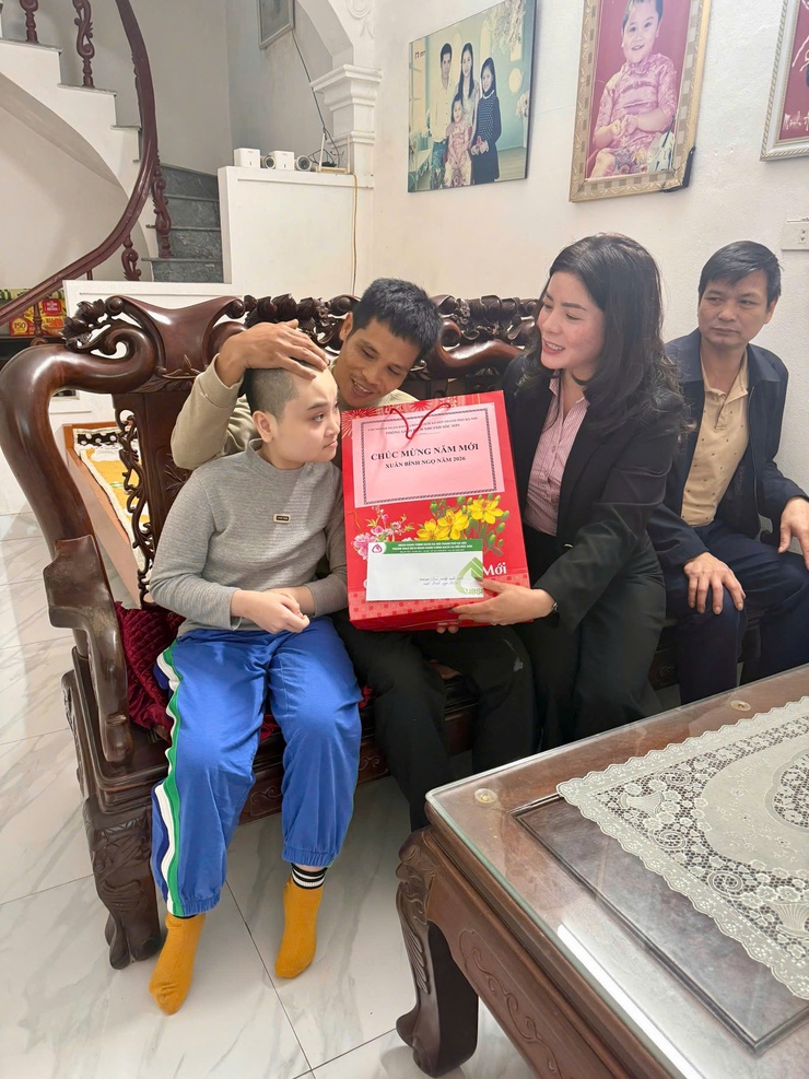 Phòng giao dịch Ngân hàng Chính sách xã hội Sóc Sơn thăm, tặng quà Tết Bính Ngọ 2026 tại xã Đa Phúc- Ảnh 1.