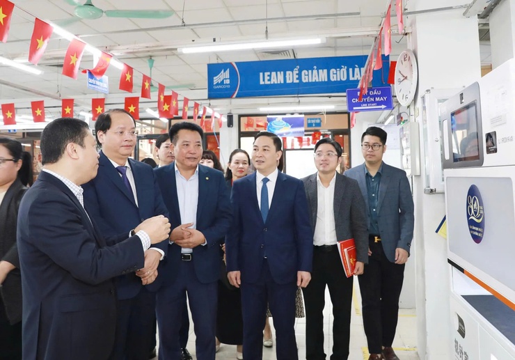 Trưởng ban Tuyên giáo và Dân vận Thành ủy Nguyễn Doãn Toản thăm và chúc Tết Tổng Công ty May 10- Ảnh 4.