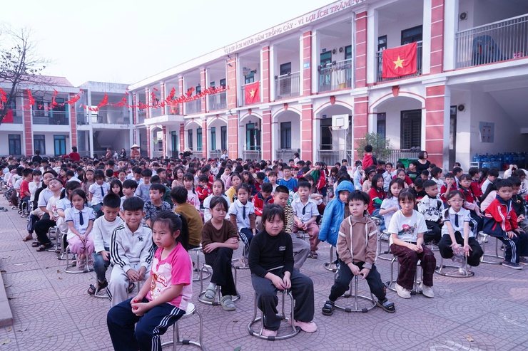 Phường Chương Mỹ tuyên truyền pháp luật về an ninh, trật tự và phòng chống pháo cho học sinh Trường Tiểu học Phụng Châu- Ảnh 2.