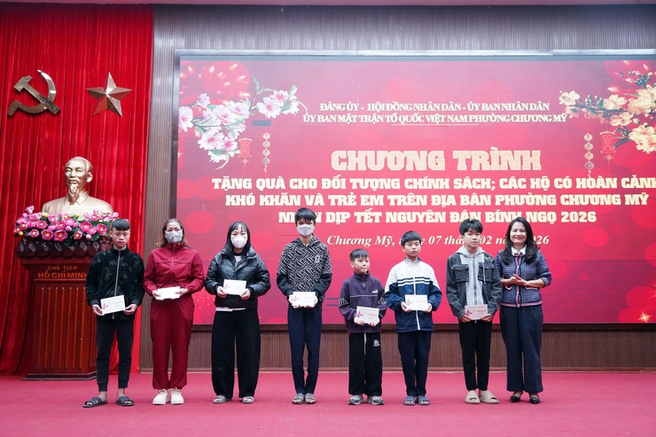 Phường Chương Mỹ tổ chức chương trình tặng quà Tết cho các đối tượng chính sách, hộ khó khăn và trẻ em - Ảnh 4.