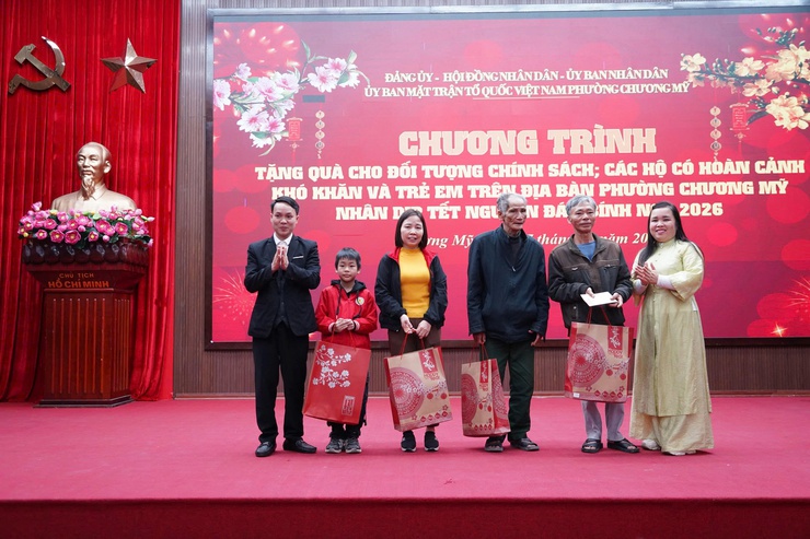 Phường Chương Mỹ tổ chức chương trình tặng quà Tết cho các đối tượng chính sách, hộ khó khăn và trẻ em - Ảnh 5.