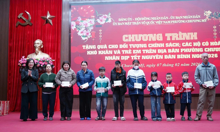 Phường Chương Mỹ tổ chức chương trình tặng quà Tết cho các đối tượng chính sách, hộ khó khăn và trẻ em - Ảnh 7.