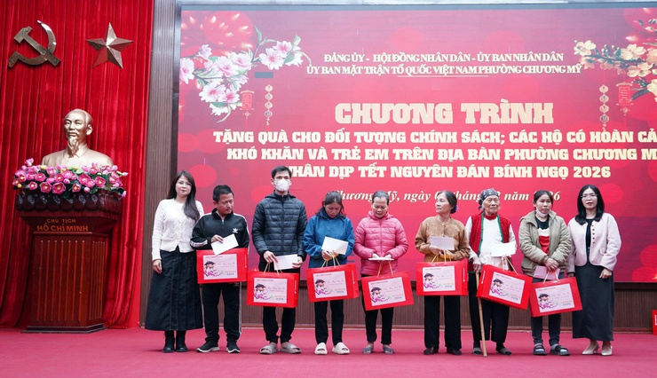 Phường Chương Mỹ tổ chức chương trình tặng quà Tết cho các đối tượng chính sách, hộ khó khăn và trẻ em - Ảnh 8.