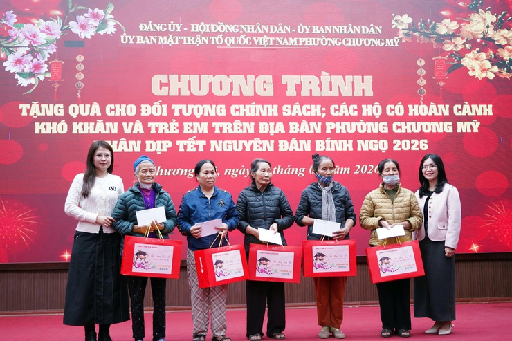 Phường Chương Mỹ tổ chức chương trình tặng quà Tết cho các đối tượng chính sách, hộ khó khăn và trẻ em - Ảnh 9.