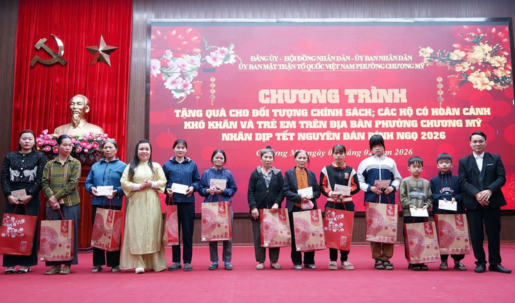 Phường Chương Mỹ tổ chức chương trình tặng quà Tết cho các đối tượng chính sách, hộ khó khăn và trẻ em - Ảnh 12.