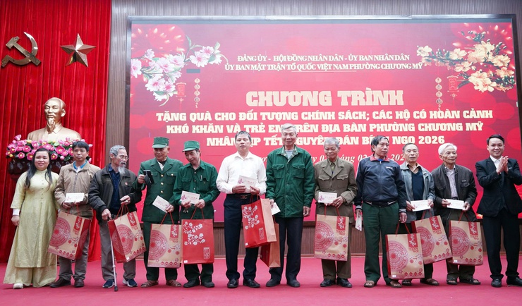 Phường Chương Mỹ tổ chức chương trình tặng quà Tết cho các đối tượng chính sách, hộ khó khăn và trẻ em - Ảnh 13.