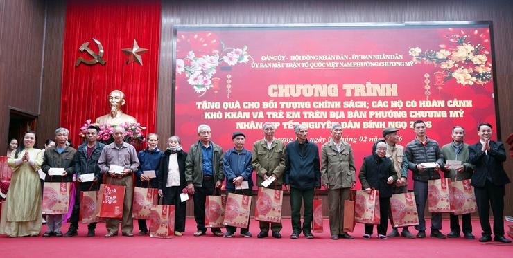 Phường Chương Mỹ tổ chức chương trình tặng quà Tết cho các đối tượng chính sách, hộ khó khăn và trẻ em - Ảnh 14.