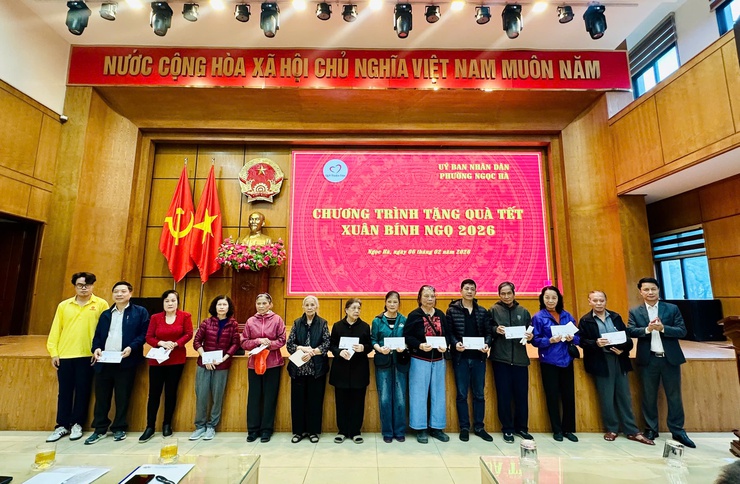 Phường Ngọc Hà trao 150 suất quà Tết trị giá 90 triệu đồng cho hộ khó khăn- Ảnh 4.