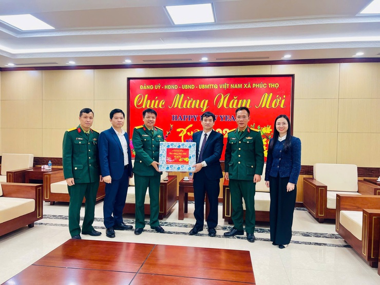 Ban Chỉ huy Phòng thủ khu vực 2 – Phúc Thọ thăm, chúc Tết Đảng ủy, chính quyền xã Phúc Thọ- Ảnh 3.