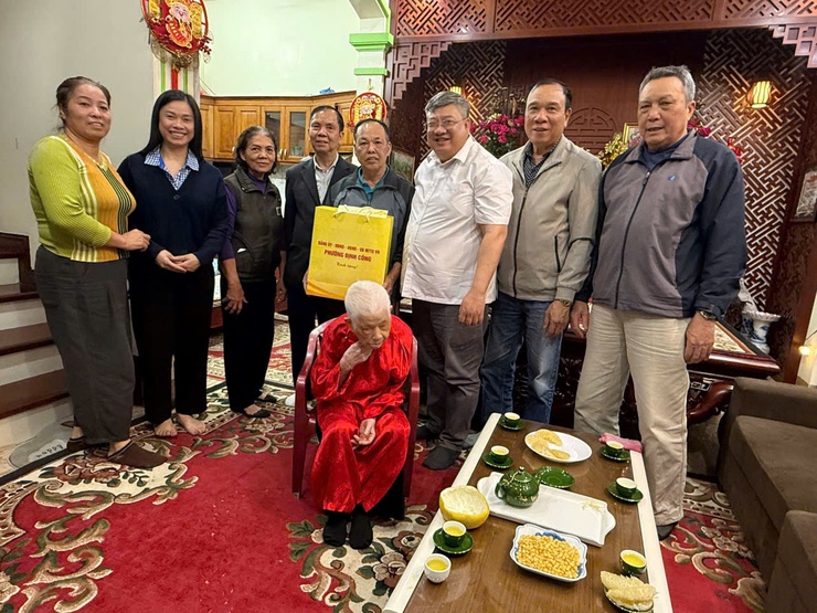 UBND phường Định Công: Thăm hỏi, tặng quà nhân dịp Tết Nguyên đán Bính Ngọ năm 2026.- Ảnh 2.