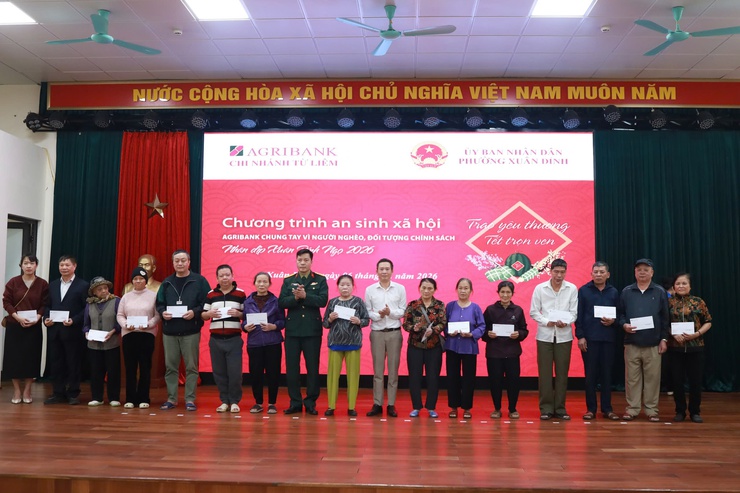 Phường Xuân Đỉnh: Trao gửi yêu thương, Tết sẻ chia cho hộ có hoàn cảnh khó khăn- Ảnh 4.