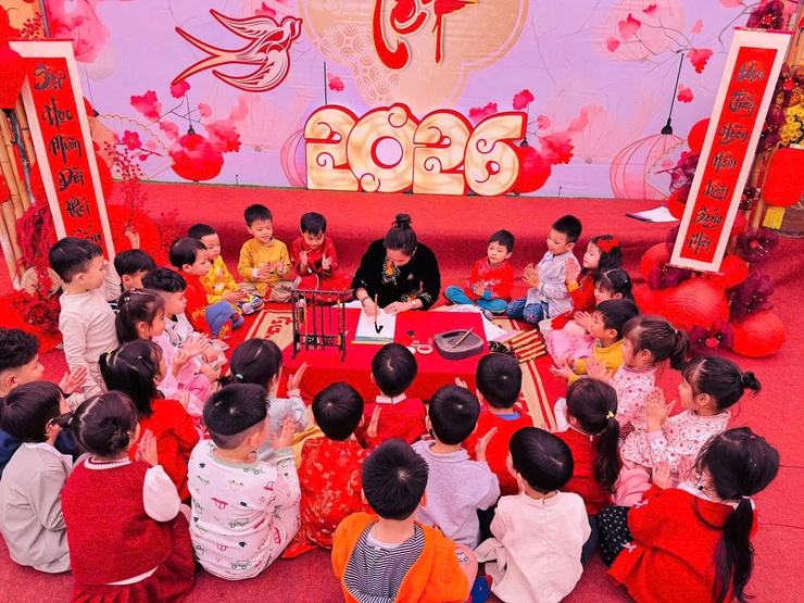 Rộn ràng hội chợ mùa xuân 2026 tại trường Mầm non Chu Văn An- Ảnh 4.