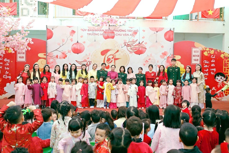 Rộn ràng hội chợ mùa xuân 2026 tại trường Mầm non Chu Văn An- Ảnh 1.