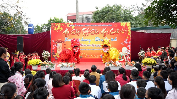 Hội chợ tết cho học sinh Xuân quê hương - Tết nghĩa tình- Ảnh 1.