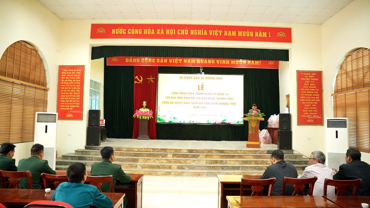 Ban Chỉ huy Quân sự xã Dương Hoà tổ chức Lễ công bố quyết định công nhận công dân hoàn thành nghĩa vụ tham gia Dân quân thường trực và kết nạp dân quân thường trực năm 2026- Ảnh 1.