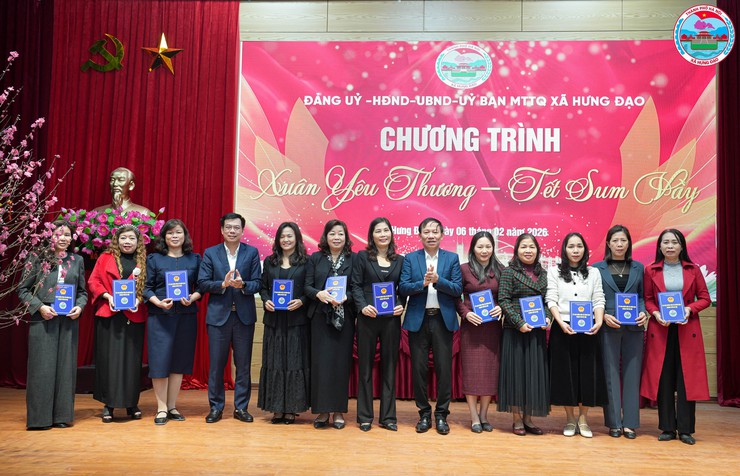 UBND XÃ HƯNG ĐẠO TRAO QUÀ TẾT CHO CÁC GIA ĐÌNH CÓ HOÀN CẢNH KHÓ KHĂN NHÂN DỊP TẾT NGUYÊN ĐÁN NĂM 2026- Ảnh 1.